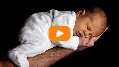 Schlafendes Baby mit Videobutton Schlafendes Baby mit Videobutton